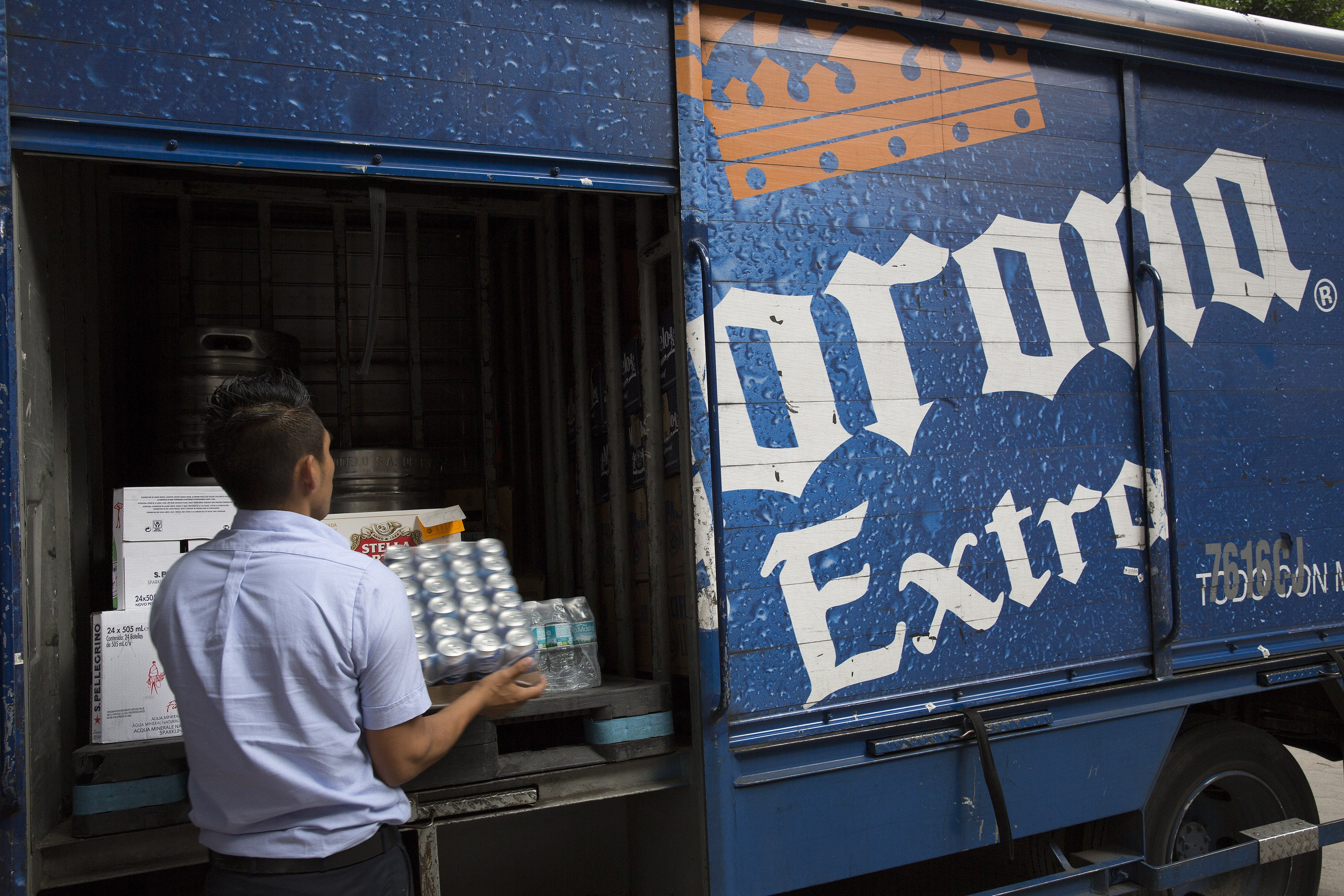 Corona y Michelob impulsan los resultados de la cervecera belga AB InBev y las acciones se disparan