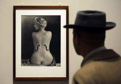 La fotograf&iacute;a &#039;Le Violon d&rsquo;Ingres&#039;, en la exposici&oacute;n londinense de retratos de Man Ray.
