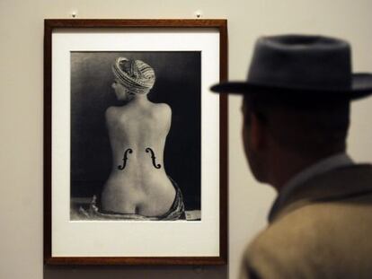 La fotografía 'Le Violon d’Ingres', en la exposición londinense de retratos de Man Ray.