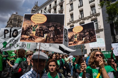 Cerca de 900 personas, según cifras de Delegación de Gobierno, se han concentrado este martes frente a la Consejería de Educación en Madrid en medio de la segunda jornada de huelgas convocadas por los sindicatos.