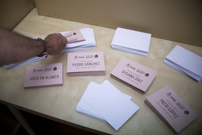 Papeletas con el nombre de los tres candidatos a la secretaría general del PSOE.