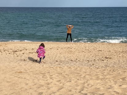 María Victoria delante del mar, tras su aislamiento, con su hija Clara.