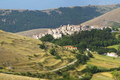 La historia de Santo Stefano di Sessanio, una localidad de 70 habitantes en los Abruzos, se remonta hasta la antigüedad romana, aunque su apogeo lo alcanzó con los Medici. Al borde del abandono, debe su reactivación al filántropo y millonario italiano Daniele Kihlgren, que compró las casas vacías de la localidad y las transformó en un ‘albergo diffuso’, un alojamiento rural que abarca toda la aldea. El pueblo se encuentra a 1.250 metros de altitud y es el punto de partida ideal para explorar el Campo Imperatore, un prado alpino del Parque Nacional del Gran Sasso y Montes de la Laga donde florecen raras especies autóctonas como el edelweiss de los Apeninos junto a las comunes pero no menos bellas amapolas.