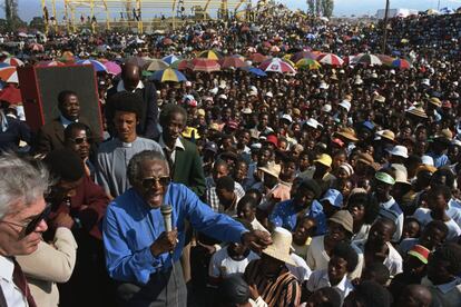 Desmond Tutu participa en un mitin, en una imagen sin fecha.