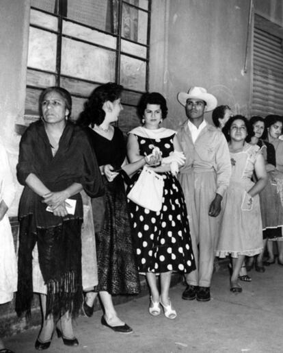 Mujeres esperan para votar en la elección presidencial de 1958.