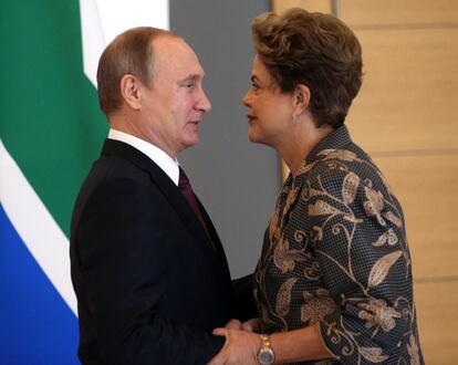 El presidente ruso, Vladímir Putin, saluda a su homóloga brasileña, Dilma Rousseff.
