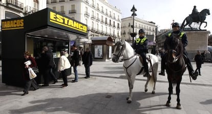 Polic&iacute;as municipales delante de un estanco en la Puerta del Sol, Madrid
