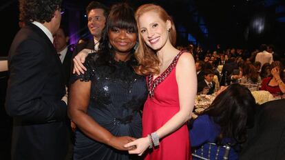 Las actrices Octavia Spencer y Jessica Chastain en la gala de los Premios de la Crítica Cinematográfica en 2013 en California.