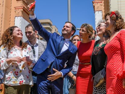 La candidata de Por Andalucía, Inmaculada Nieto (izquierda), el ministro de Consumo y líder de IU, Alberto Garzón y la ministra de Trabajo, Yolanda Díaz, se hacían una fotografía el jueves ante la portada de la Feria de Abril de Sevilla.