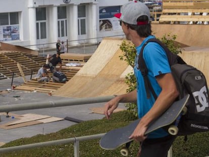 Un patinador observa los trabajos de instalación de las pistas