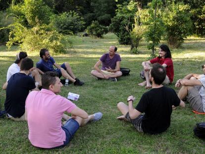 El grupo de masculinidad La Enredadera, reunido en El Retiro, en Madrid, el 13 de julio.