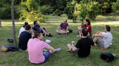 El grupo de masculinidad La Enredadera, reunido en El Retiro, en Madrid, el 13 de julio.