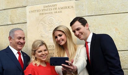 El primer ministro de Israel, Benjamin Netanyahu, junto a Ivanka Trump y a Jared Kushner frente a la nueva embajada estadounidense en Jerusalén, el pasado 14 de mayo.