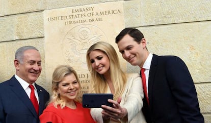 El primer ministro de Israel, Benjamin Netanyahu, junto a  Ivanka Trump y a Jared Kushner frente a la nueva embajada estadounidense en Jerusalén, el pasado 14 de mayo. 