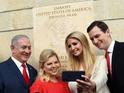 El primer ministro de Israel, Benjamin Netanyahu, junto a  Ivanka Trump y a Jared Kushner frente a la nueva embajada estadounidense en Jerusalén, el pasado 14 de mayo. 
