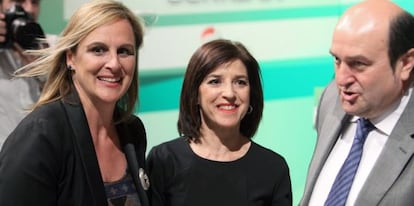 Itxaso Atutxa, presidenta del PNV en Bizkaia, a la izquierda, junto a la candidata europea Izaskun Bilbao y el presidente de su partido, Andoni Ortuzar, este martes en el Euskalduna. 