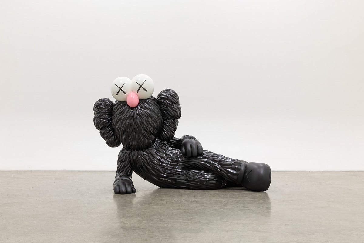 KAWS, el heredero espiritual de Keith Haring y Andy Warhol, tiende puentes entre el arte mundano y el elevado en el Albertina Modern