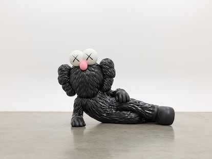 KAWS, el heredero espiritual de Keith Haring y Andy Warhol, tiende puentes entre el arte mundano y el elevado en el Albertina Modern