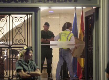 Agentes de la Guardia Civil registran las dependencias del Ayuntamiento de Santa Coloma de Gramenet (Barcelona).