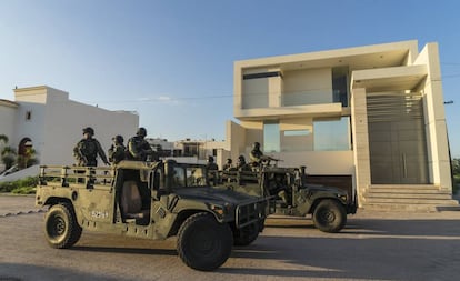 Un convoy militar en las calles de Culiacán.