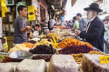 Puestos en el ‘shuk’ Mahane Yehud, en Jerusalén (Israel).