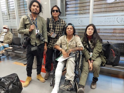 Los fotógrafos Juan Mandamiento, Javier Maguiña, Aldair Mejía y Connie Calderón al salir del hospital.