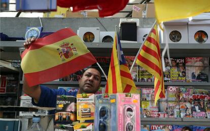 Un venedor que t&eacute; estelades i banderes espanyoles.