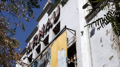 Fachada en ruinas del teatro Arnau.