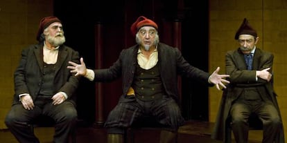 De izquierda a derecha, Andreu Benito, Jordi Bosch y Boris Ruiz en una escena de 'Els feréstecs'.