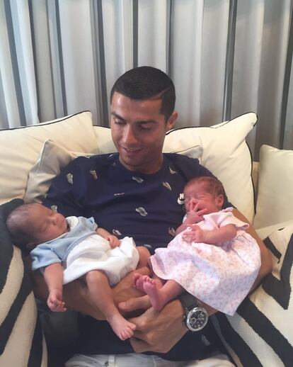 El 29 de junio Cristiano presentaba a sus mellizos Eva y Mateo, que habían nacido el 8 de junio.