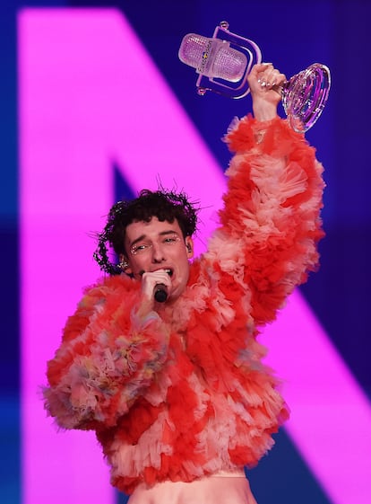 Nemo, representante de Suiza, sostiene el trofeo de Eurovisión 2024.