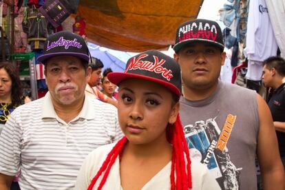 Tres vecinos de Tepito con gorras de ciudades de EE UU.