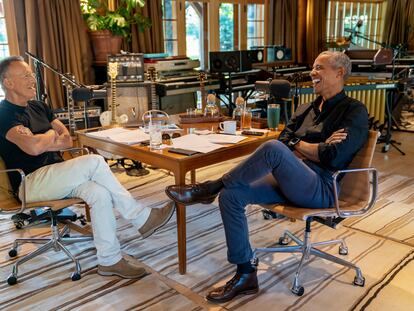 Barack Obama y Bruce Springsteen durante la grabación de sus charlas para un podcast de Spotify, en Nueva Jersey, en casa del músico.