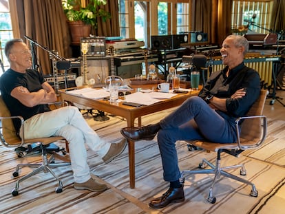 Barack Obama y Bruce Springsteen durante la grabación de sus charlas para un podcast de Spotify, en Nueva Jersey, en casa del músico.