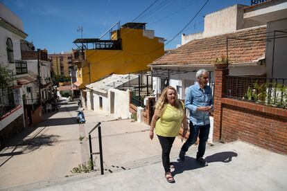 Mercedes Pírez, presidenta de la Asociación de Vecinos y Vecinas de El Palo y Paco Leal, vecino de El Palo, pasean por la zona de Las Cuevas, el 25 de abril de 2023.