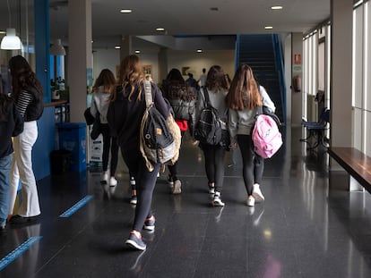 Alumnos en un instituto de Tordesillas (Valladolid), este martes.