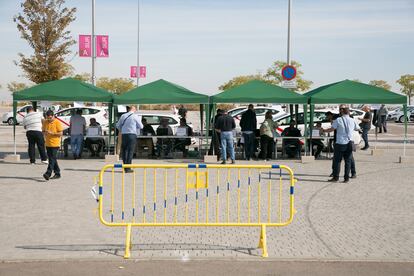 Los toldos y las mesas colocados en el aparcamiento del estadio Civitas Metropolitano para la votación del referéndum. 