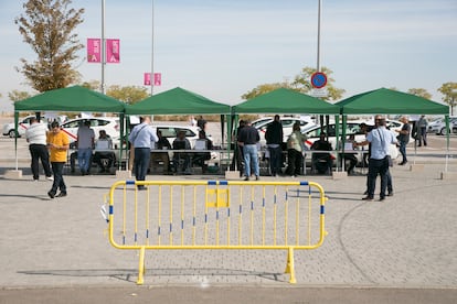 Las mesas del referéndum de los taxistas en en el Civic Metropolitano, este jueves.