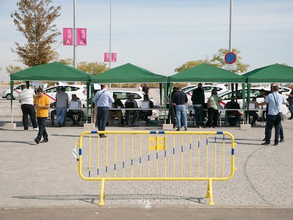 Las mesas del referéndum de los taxistas en en el Civic Metropolitano, este jueves.