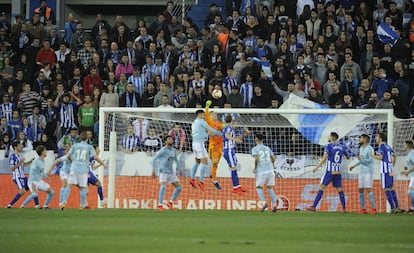 Despeje de Rubén Blanco en un balón colgado sobre el área del Celta.