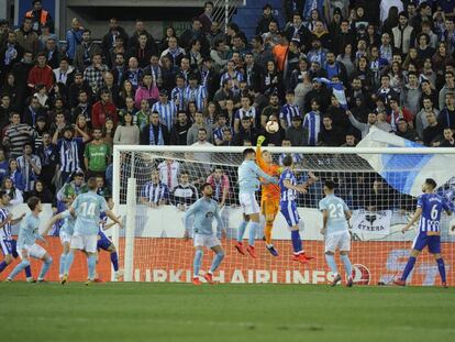 Despeje de Rubén Blanco en un balón colgado sobre el área del Celta.