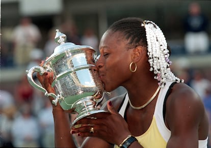 La tenista Serena Williams besa su trofeo después de ganar su primer Grand Slam en el US Open de 1999.