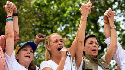 Esposas de pol&iacute;ticos oposicionistas presos protestam em Caracas.