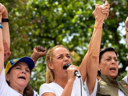 Esposas de pol&iacute;ticos oposicionistas presos protestam em Caracas.