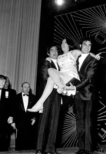 Londres (Reino Unido), 6 de abril de 1968. La cantante Massiel, ganadora del Festival de Eurovisión, con el Dúo Dinámico, Manolo (4d) y Ramón (2d), autores de la canción <i>La, la, la</i>. El cantante británico Cliff Richard (1d) fue segundo con <i> Congratulations</i>.