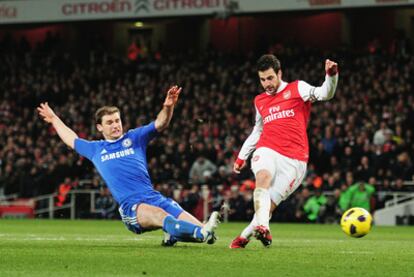 Cesc, tras superar a Ivanovic, en el momento de disparar para conseguir el segundo gol del Arsenal.