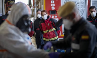 Bomberos de Dos Hermanas reciben formación contra la covid-19.