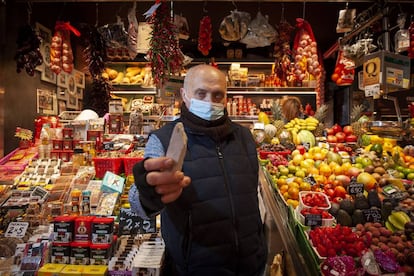 Eduard Soley muestra un calabacho frente a su puesto de La Boqueria. 