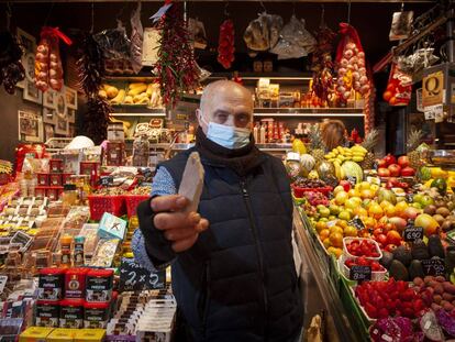 Eduard Soley muestra un calabacho frente a su puesto de La Boqueria. 