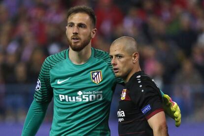 Oblak, portero del Atlético de Madrid junto a Chicharito